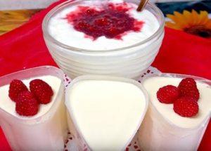 Prepariamo yogurt gustoso e sano a casa secondo una ricetta passo-passo con una foto.