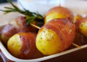 Wir bereiten duftende Kartoffeln mit Speck im Ofen nach einem Schritt-für-Schritt-Rezept mit Foto zu.