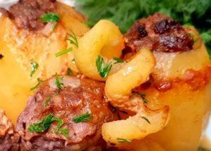 Cuciniamo deliziose e appetitose patate ripiene di carne macinata, secondo una ricetta passo-passo con una foto.