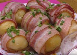 Appetitliche Kartoffel im Speckmantel: Nach einem Schritt-für-Schritt-Rezept mit Foto kochen.