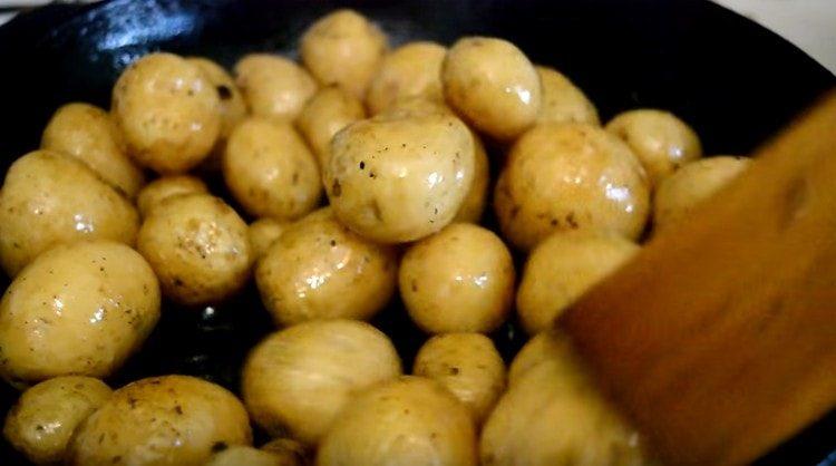 تقلى البطاطا في الدهون المتبقية في المقلاة.