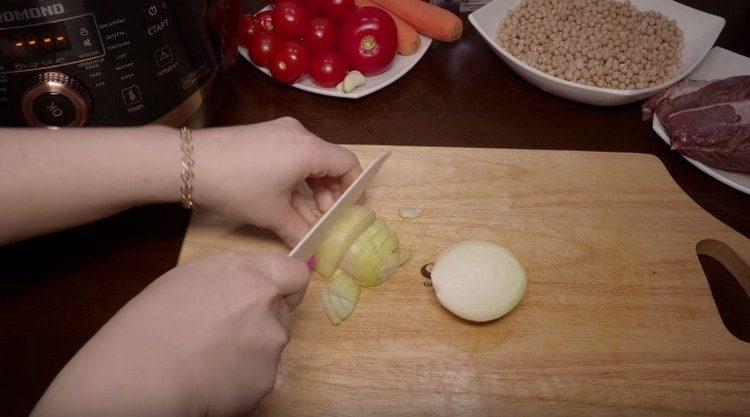 Taglia la cipolla a dadini.