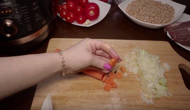 Κόψτε τα καρότα σε κύκλους.