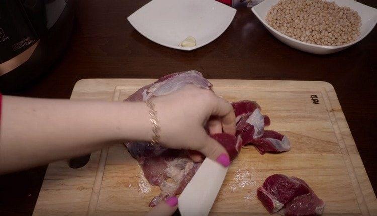 Tagliamo la carne in pezzi abbastanza grandi.