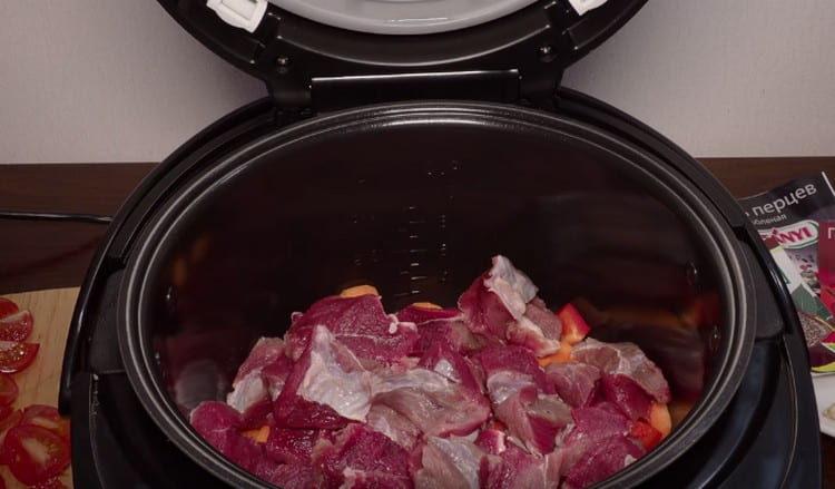Aggiungi la carne di vitello alla pentola a cottura lenta.