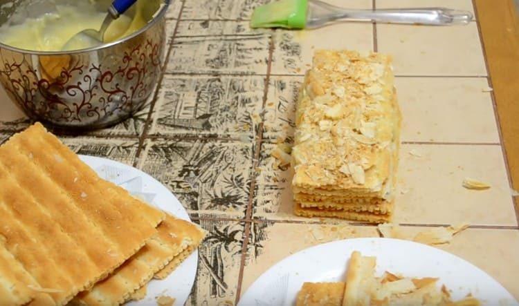 Pagwiwisik ang natapos na cake ng Napoleon kasama ang mga mumo na naiwan mula sa cake.