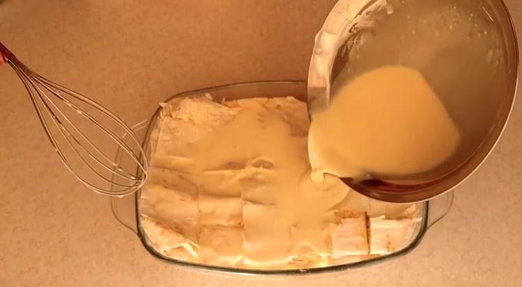 Gießen Sie die Torte mit der Eimischung