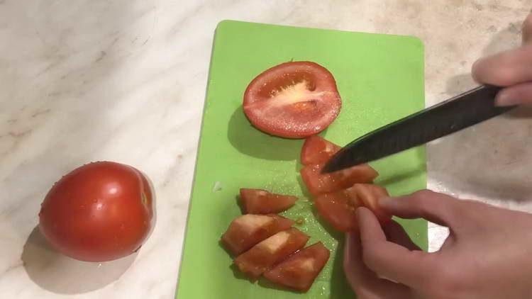 tritare la cipolla e il pomodoro