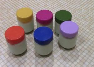 Joghurt in einer Joghurtmaschine nach einem Schritt-für-Schritt-Rezept mit Foto