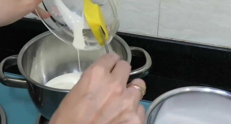 ibuhos ang cream sa pangalawang stewpan