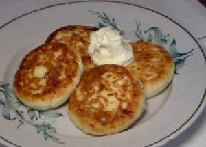 isang simpleng recipe para sa mga pancake ng keso sa keso ayon sa klasikong hakbang-hakbang na recipe