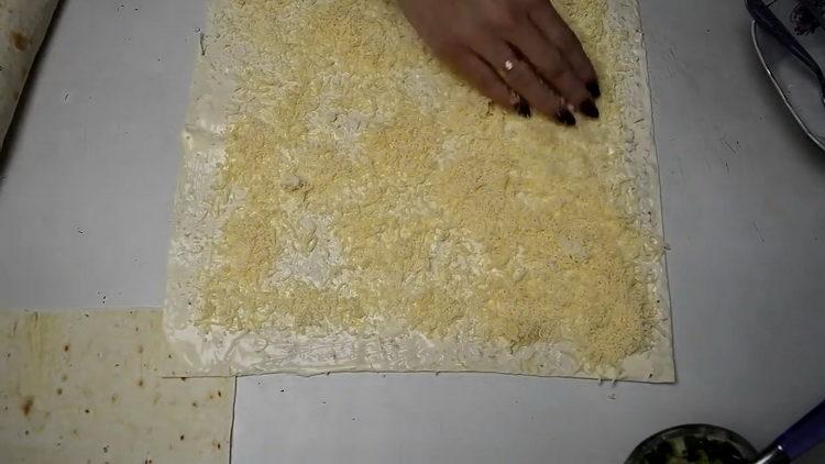 mettere il formaggio sul pane pita